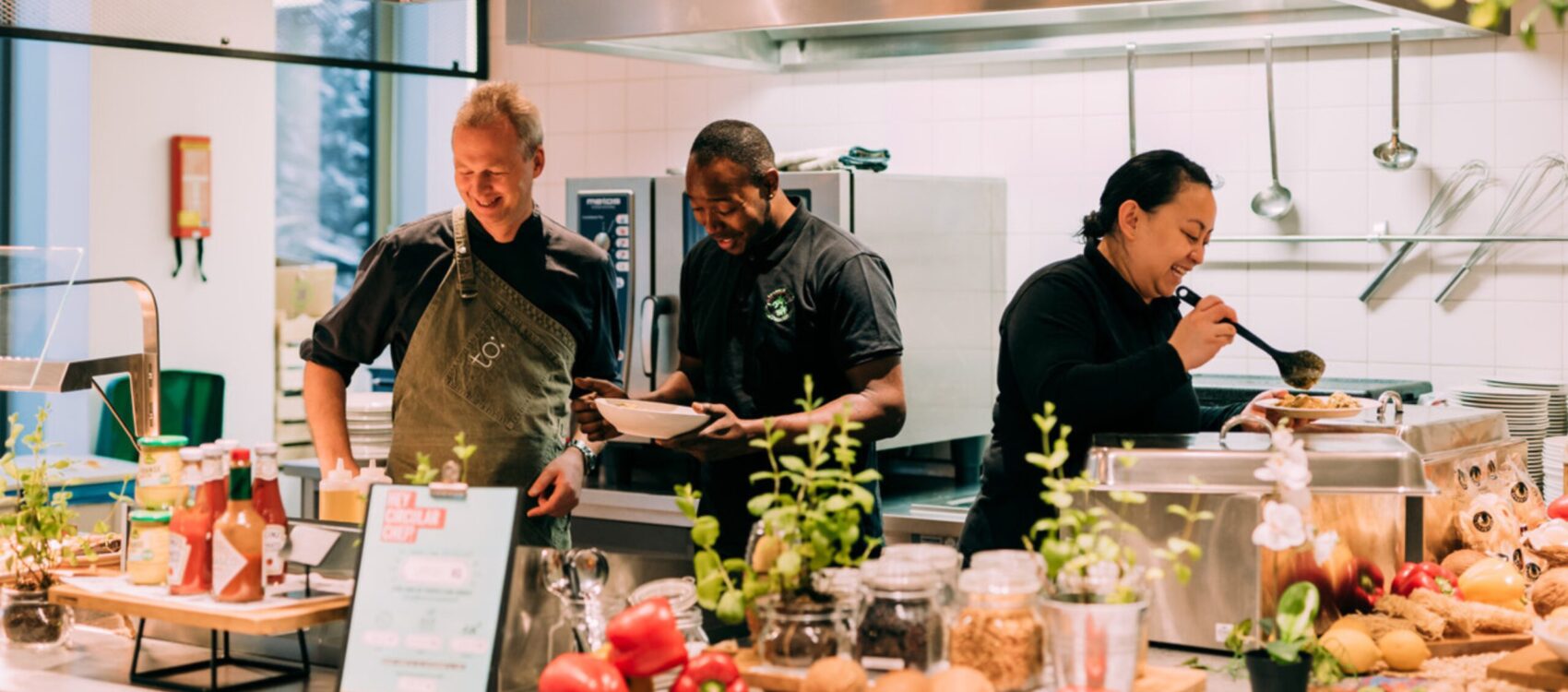 Chefs aan het werk in de keuken van het bedrijfsrestaurant