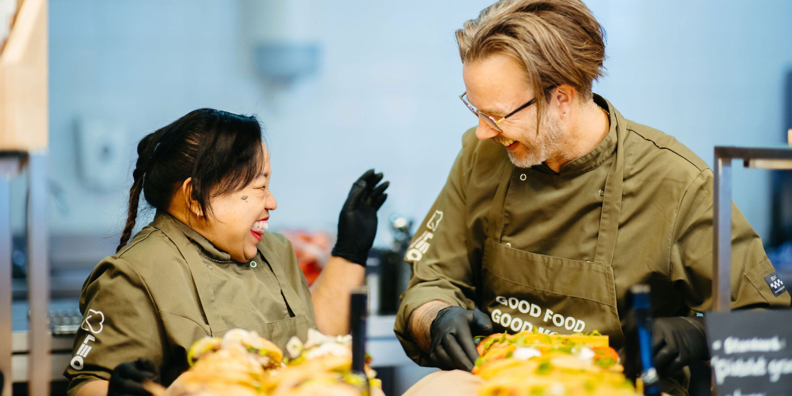 Cateringmedewerkers aan het werk mét een lach