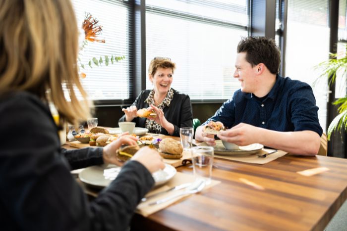 Collega's samen aan het lunchen