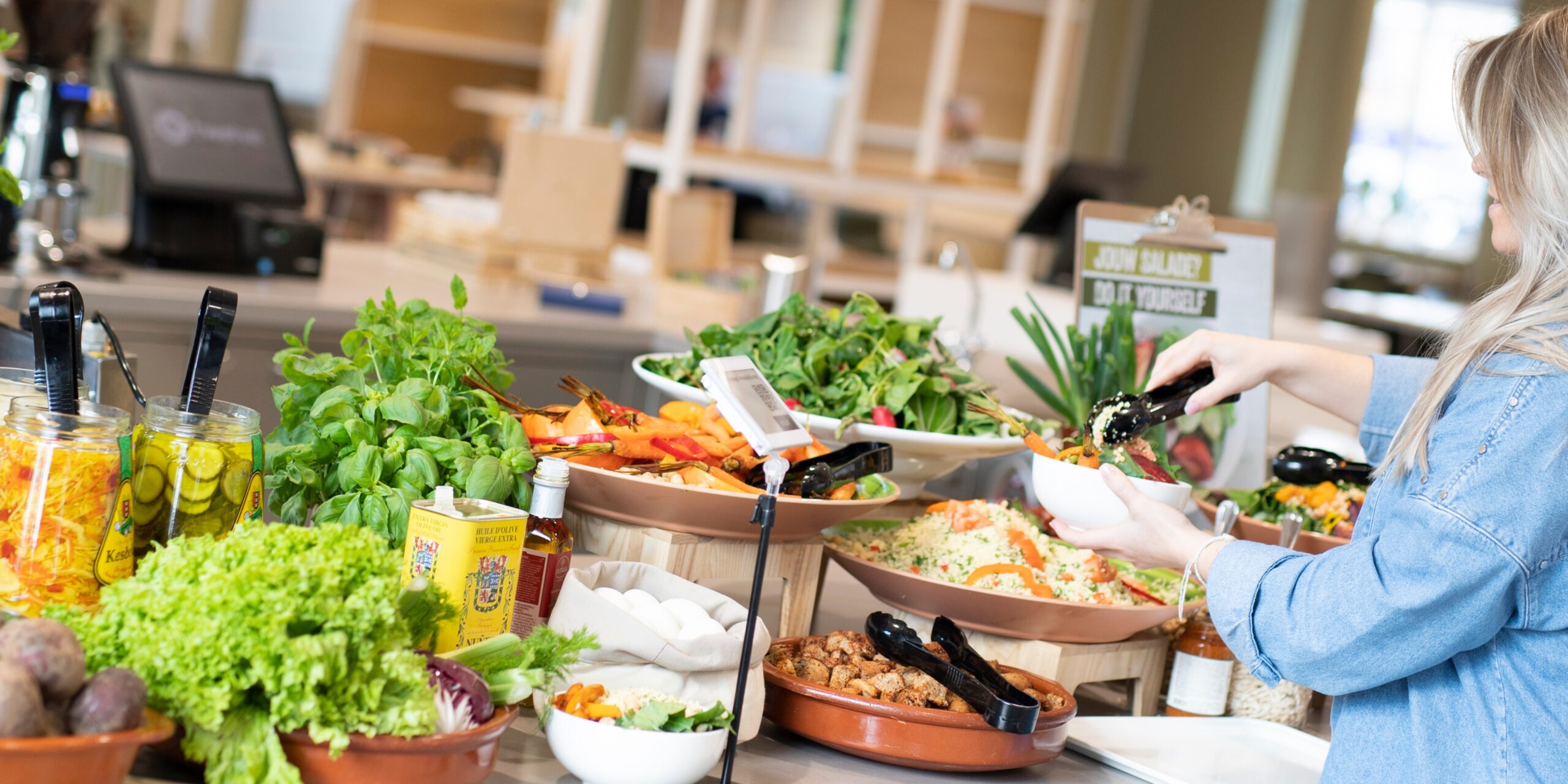 Saladebar in bedrijfsrestaurant